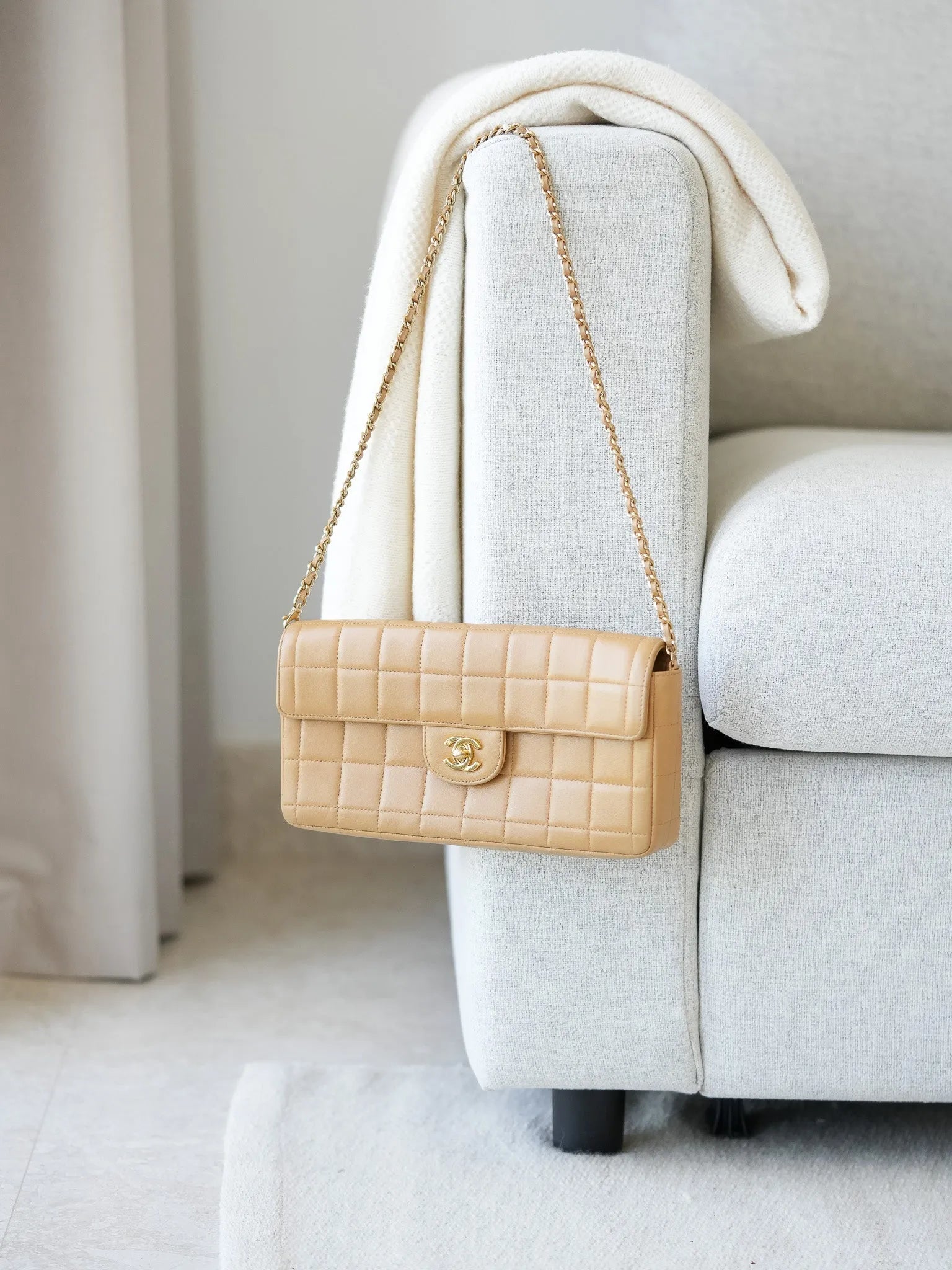 Chanel - Klassische beige Handtasche 