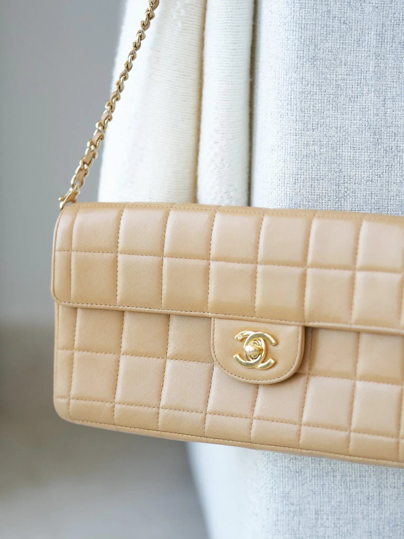 Chanel - Klassische beige Handtasche 