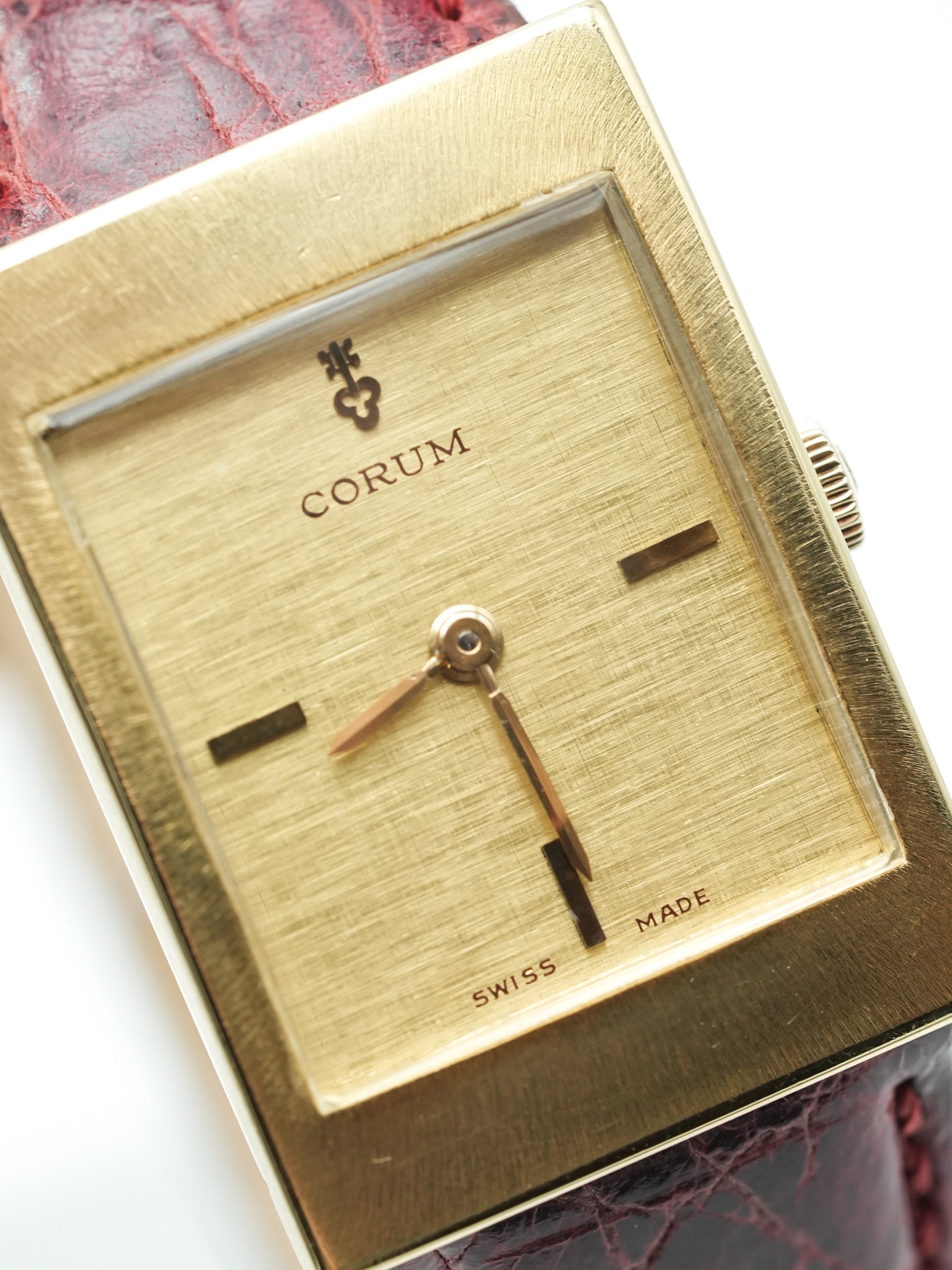 Corum - Tank Or Jaune 18k Cadran lin - 1970s