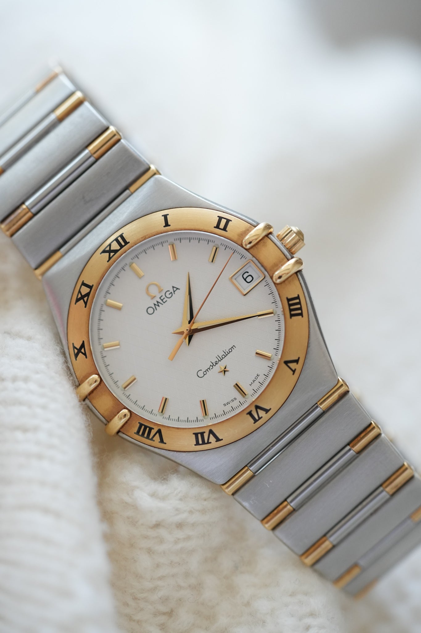 Omega - Constellation Manhattan 1213.30.00 Oro Acero Esfera Blanca - Papel y Caja - 1998 