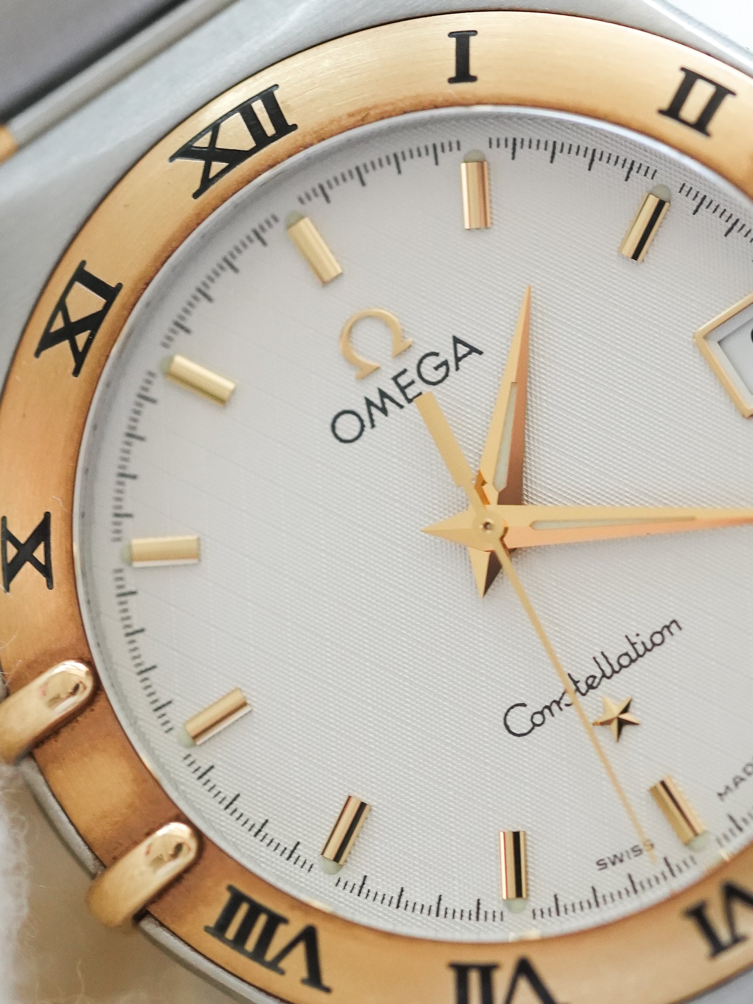 Omega - Constellation Manhattan 1213.30.00 Oro Acero Esfera Blanca - Papel y Caja - 1998 