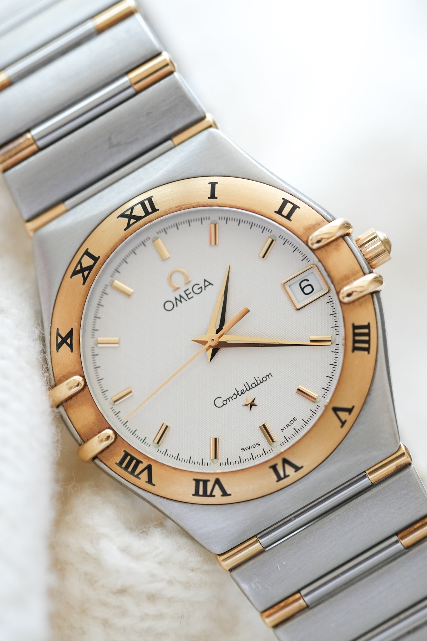 Omega - Constellation Manhattan 1213.30.00 Oro Acero Esfera Blanca - Papel y Caja - 1998 