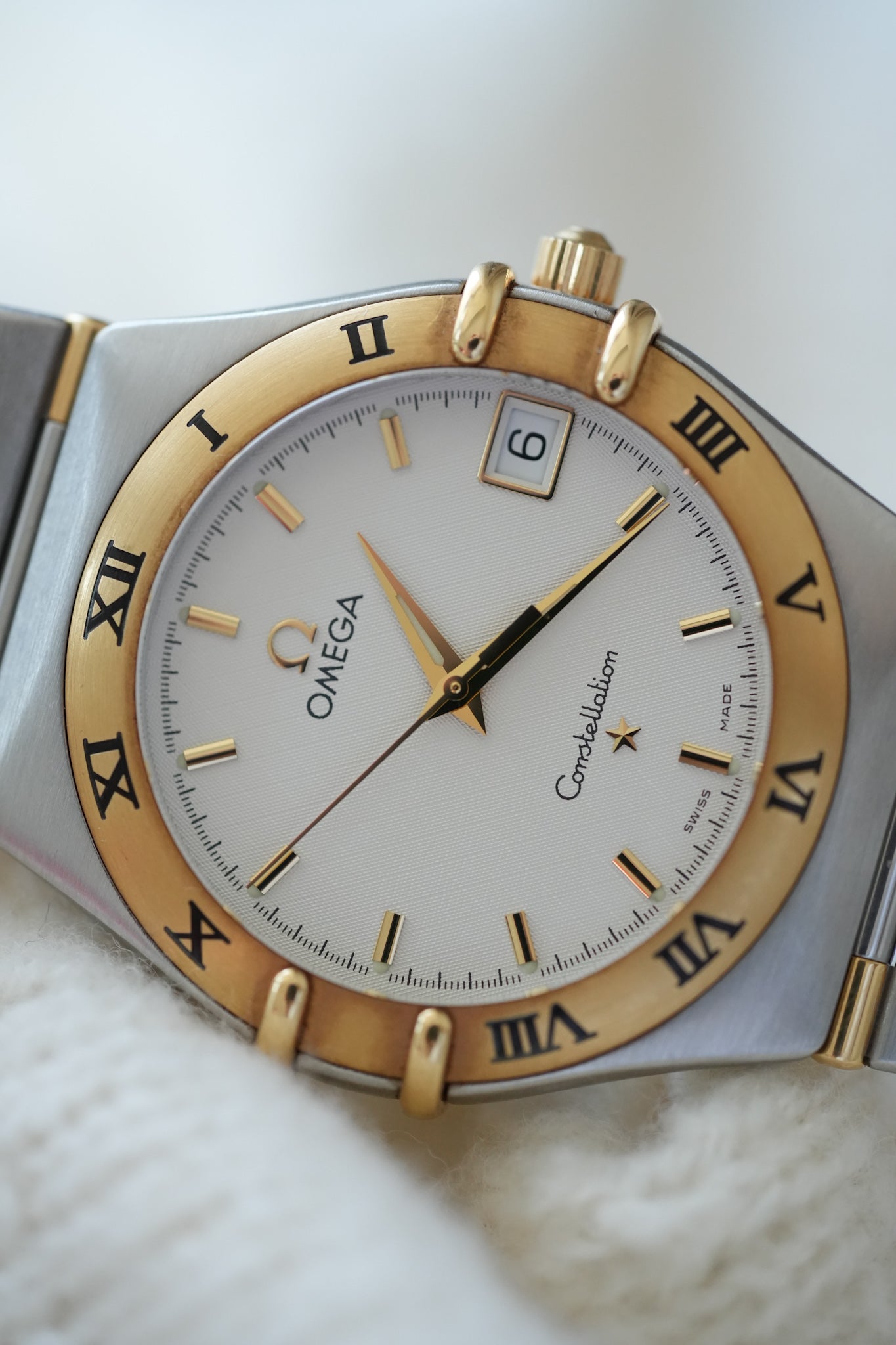 Omega - Constellation Manhattan 1213.30.00 Oro Acero Esfera Blanca - Papel y Caja - 1998 