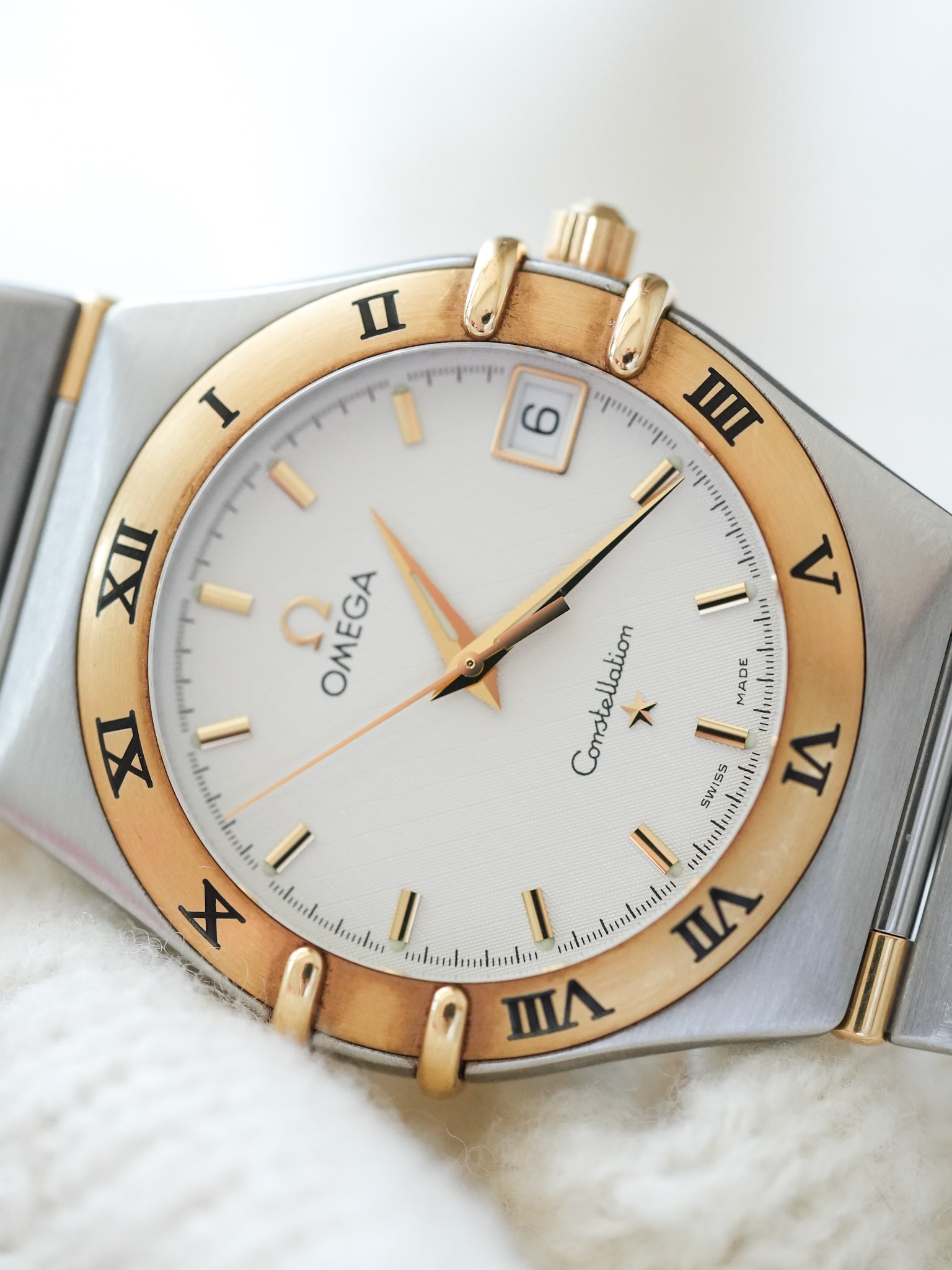 Omega - Constellation Manhattan 1213.30.00 Oro Acero Esfera Blanca - Papel y Caja - 1998 