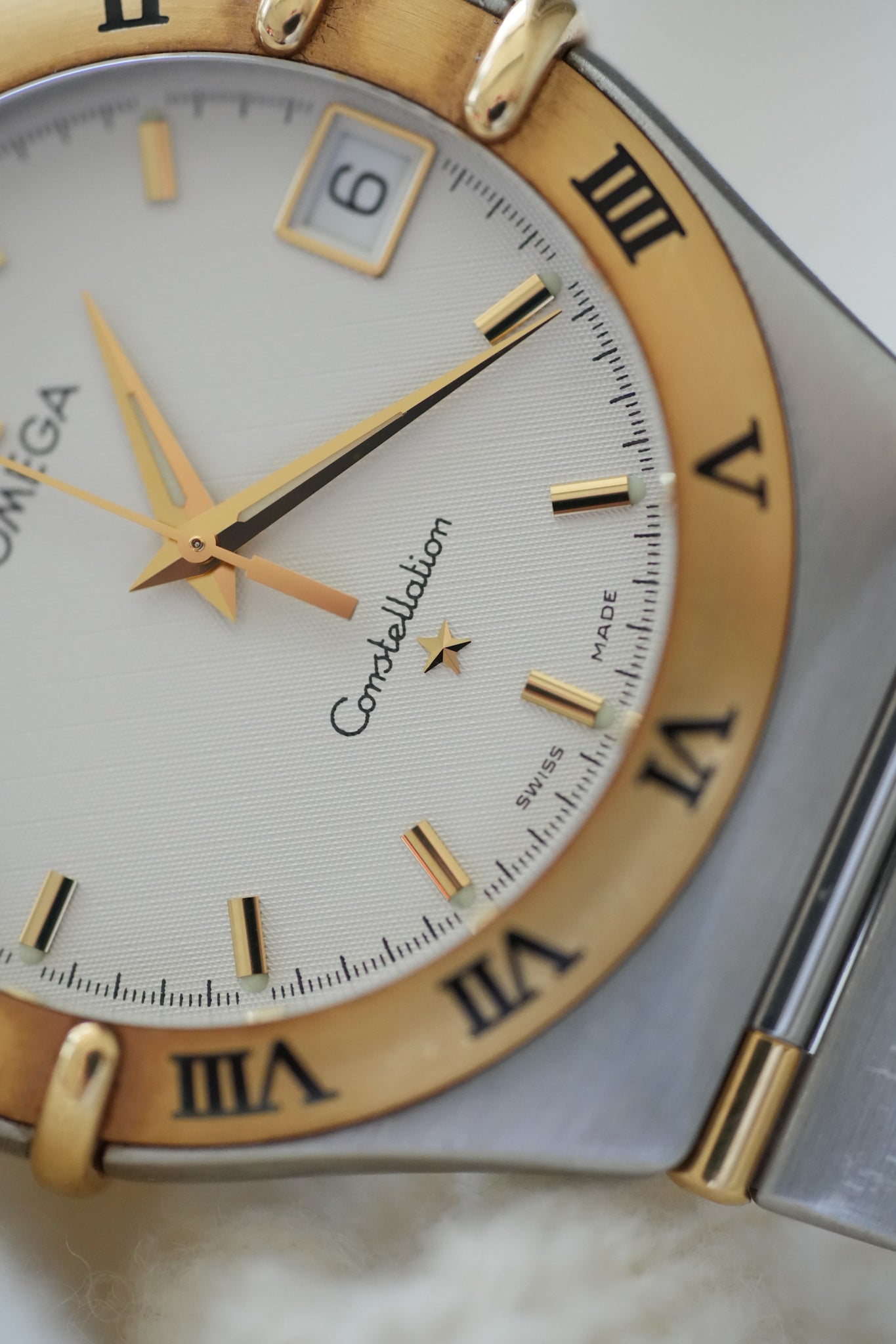 Omega - Constellation Manhattan 1213.30.00 Oro Acero Esfera Blanca - Papel y Caja - 1998 