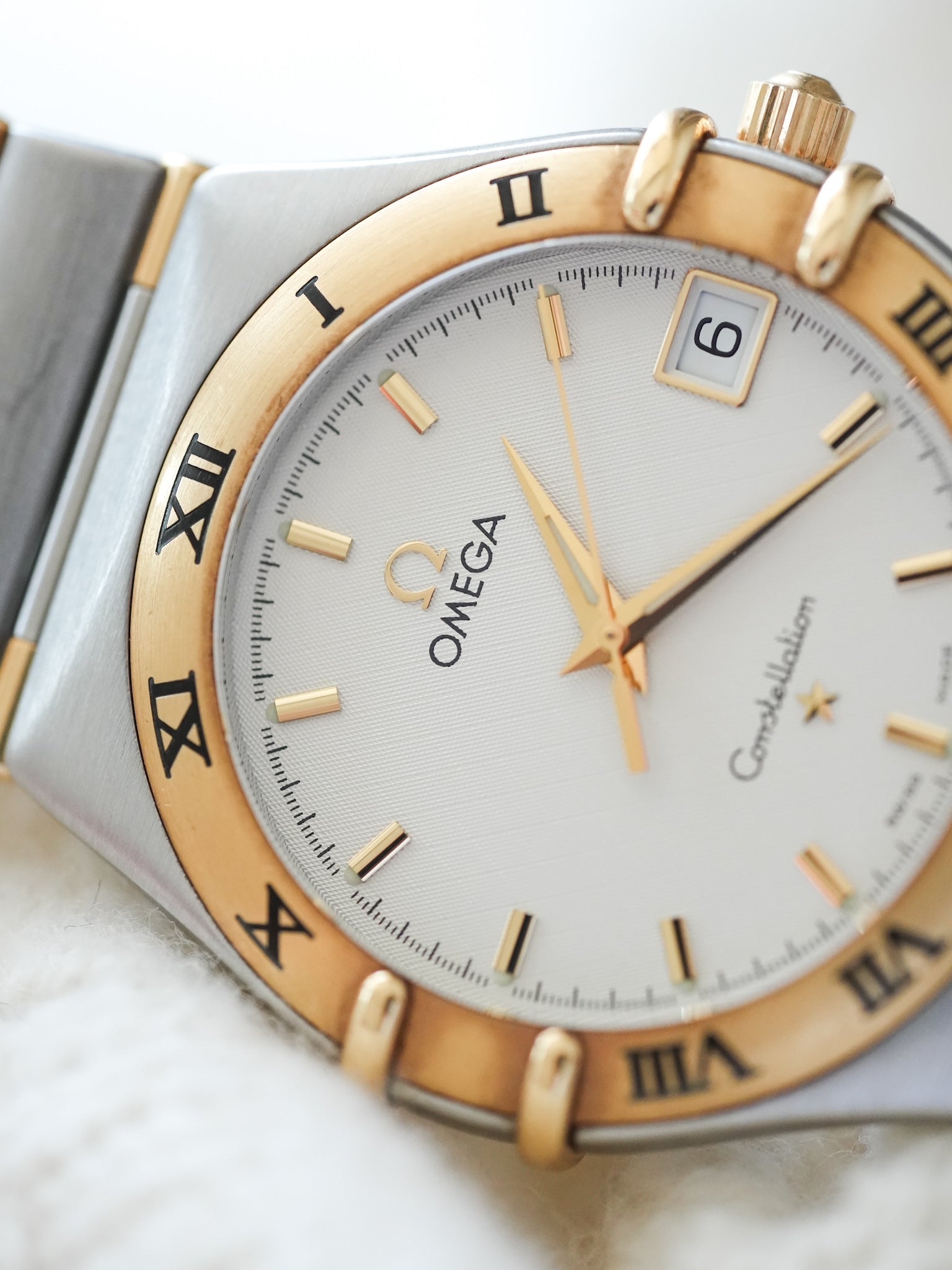 Omega - Constellation Manhattan 1213.30.00 Oro Acero Esfera Blanca - Papel y Caja - 1998 