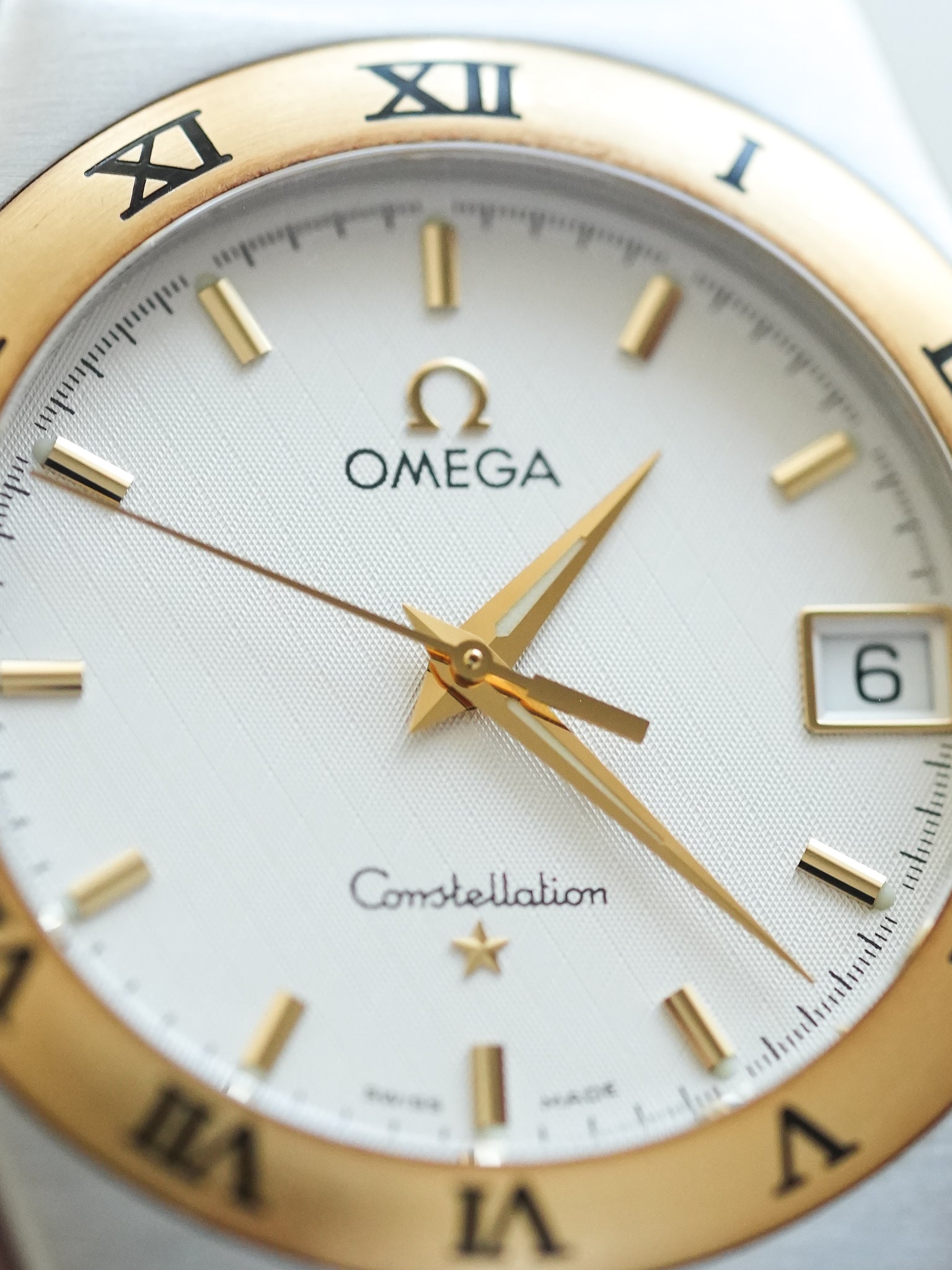 Omega - Constellation Manhattan 1213.30.00 Oro Acero Esfera Blanca - Papel y Caja - 1998 