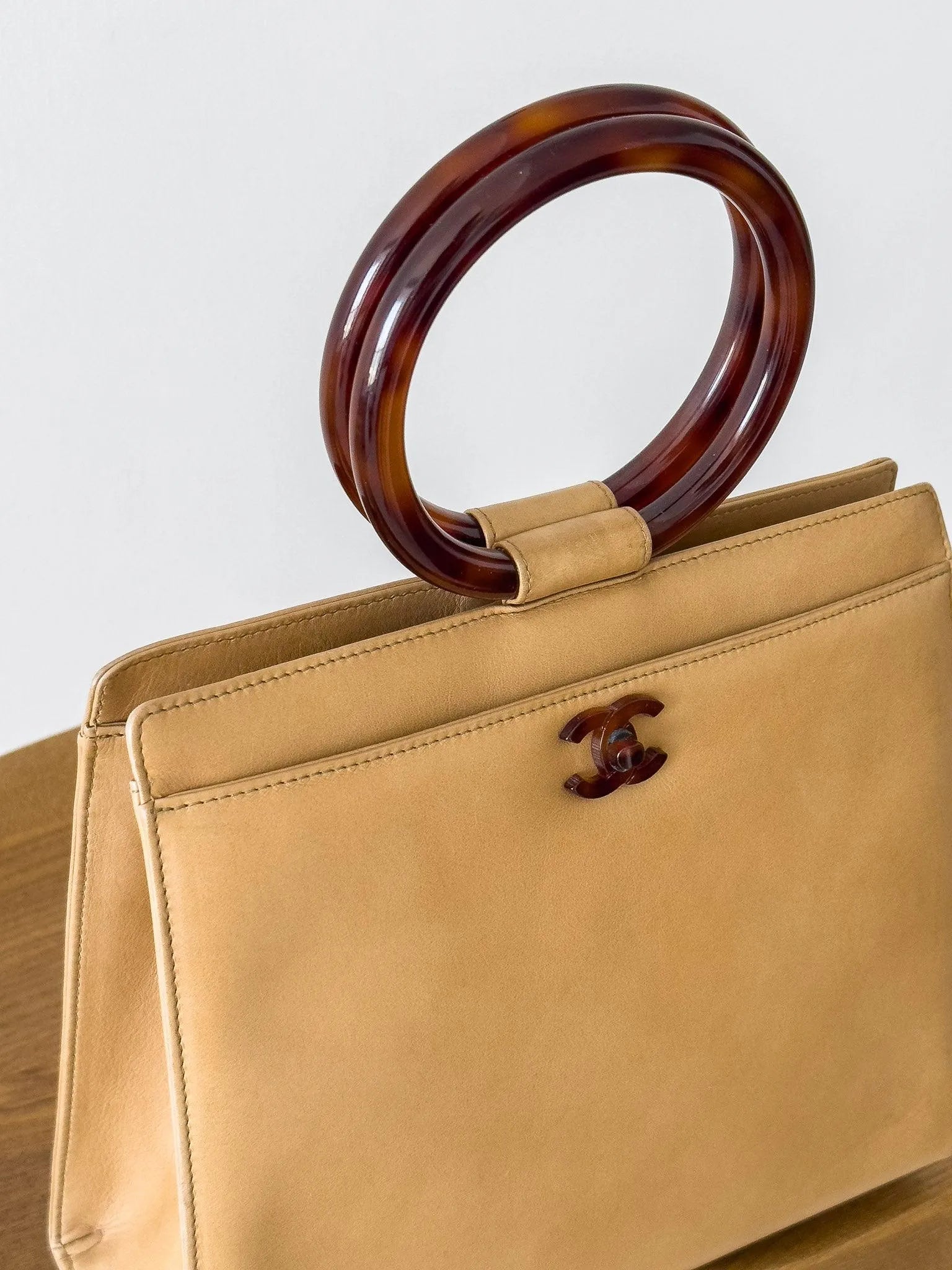 Chanel - Sac à main en cuir beige et écailles de tortue - Atelier Victor