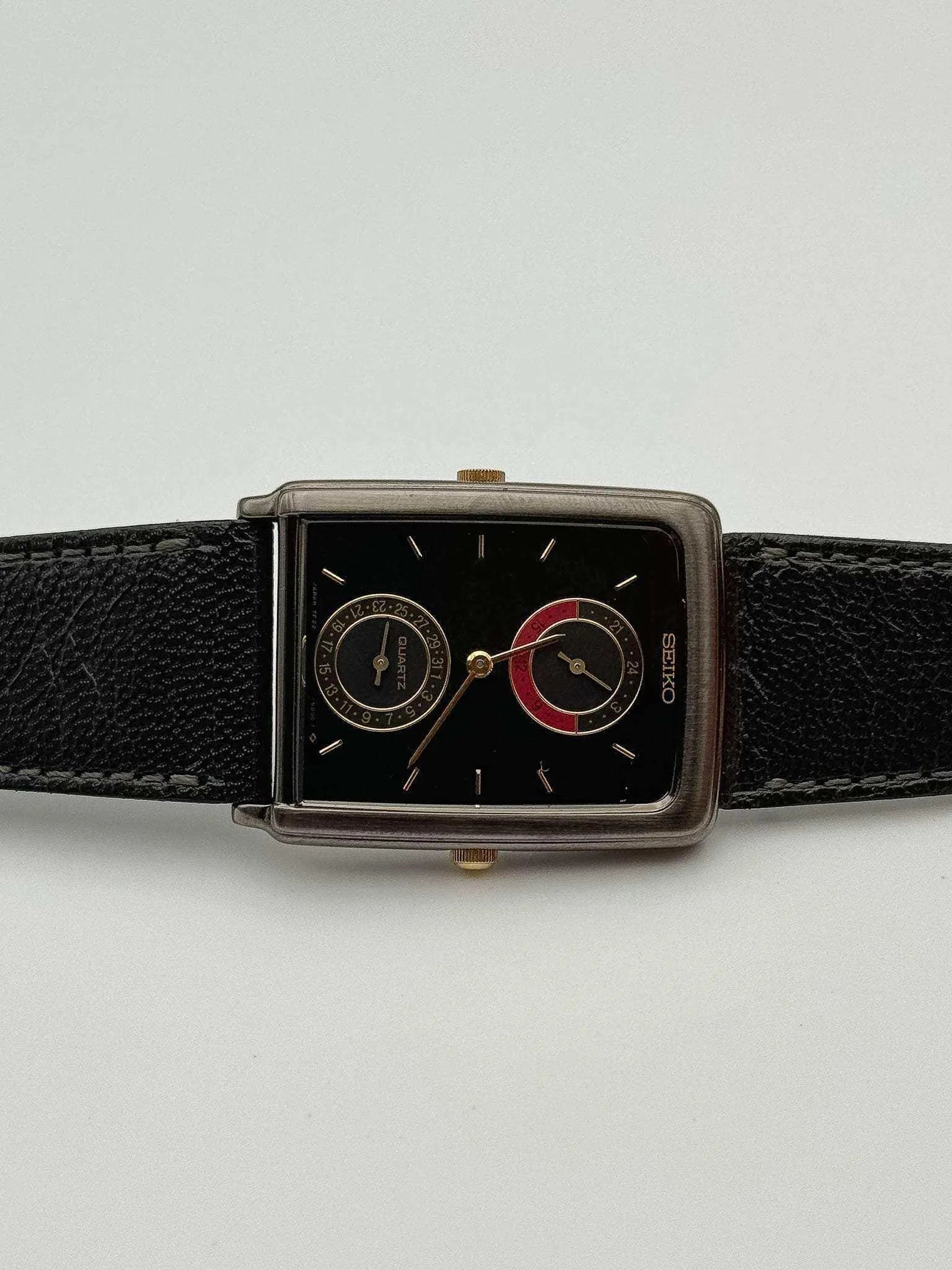 Seiko - GMT Dual Time Full Black NOS - 1976 - Atelier Victor